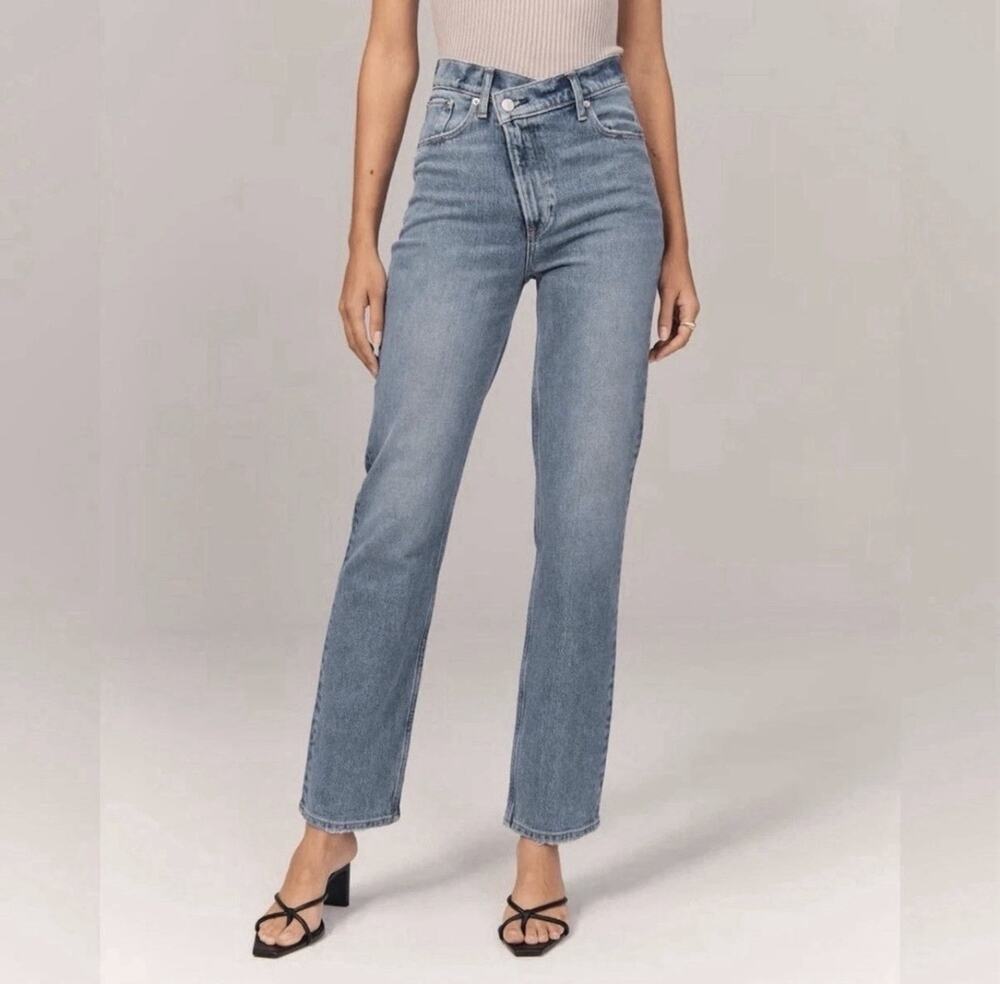 Abercrombie & Fitch 90's Straight Ultra High Rise Crossover Button Jean 6/28